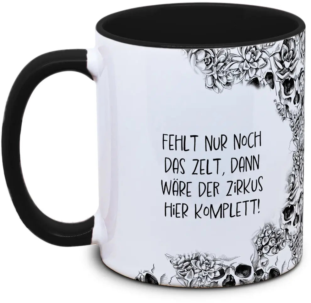 Tasse Totenkopf und Spruch: "Fehlt nur noch das Zelt, dann wäre der Zirkus hier komplett"