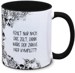 Tasse Totenkopf und Spruch: "Fehlt nur noch das Zelt, dann wäre der Zirkus hier komplett"