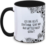 Tasse Totenkopf und Spruch: "Ich bin heute emotional sehr nah am Mittelfinger gebaut"