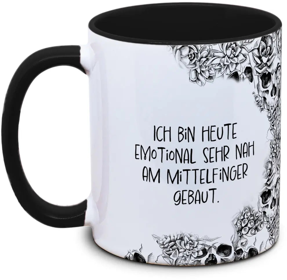 Tasse Totenkopf und Spruch: "Ich bin heute emotional sehr nah am Mittelfinger gebaut"