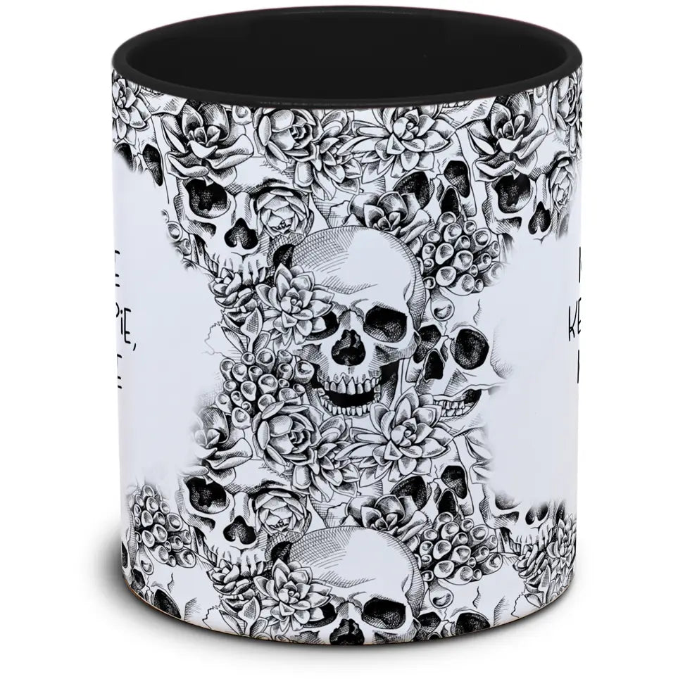 Tasse Totenkopf und Spruch: "Ich brauche keine Therapie, ich brauche Urlaub"
