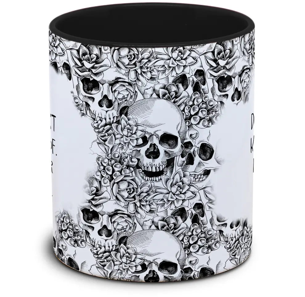 Tasse Totenkopf und Spruch: "Das Leben ist kein Ponyhof. Es ist eher ein Zirkus"