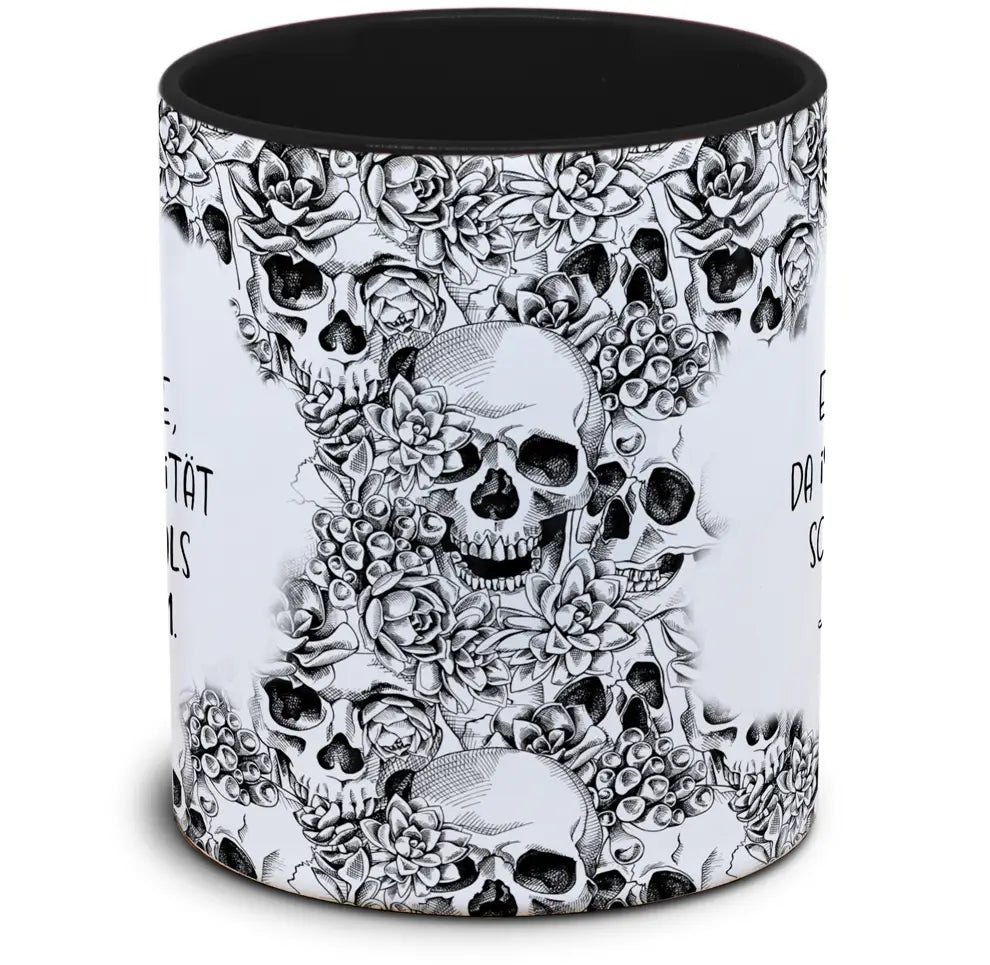 Tasse Totenkopf und Spruch: "Es gibt Tage, da ist die Realität schlechter als jede Sitcom"