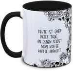 Keramiktasse mit Totenkopf: Heute ist einer dieser Tage, an denen selbst mein Kaffee Kaffee braucht. Motiv von Tassenkasper