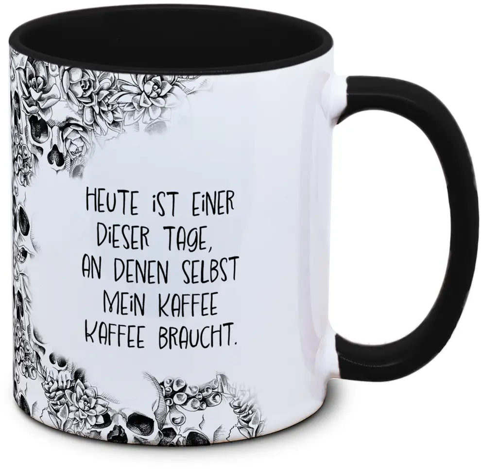 Tasse Totenkopf und Spruch: "Heute ist einer dieser Tage, an denen selbst mein Kaffee Kaffee braucht."