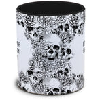 Tasse Totenkopf und Spruch: "Ich bin sehr reif für mein Alter. Urlaubsreif!"