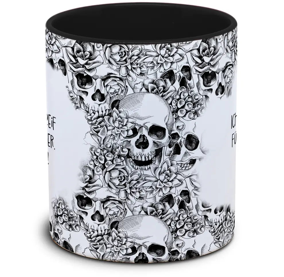 Tasse Totenkopf und Spruch: "Ich bin sehr reif für mein Alter. Urlaubsreif!"