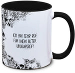 Tasse Totenkopf und Spruch: "Ich bin sehr reif für mein Alter. Urlaubsreif!"