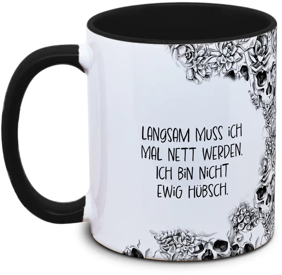 Keramiktasse mit Totenkopf: Langsam muss ich mal nett werden. Ich bin nicht ewig hübsch. Motiv von Tassenkasper