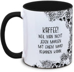 Keramiktasse mit Totenkopf: KAFFEE! Weil man nicht jeden Morgen mit einem Mord beginnen kann. Motiv von Tassenkasper