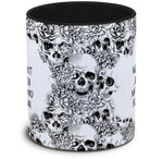 Tasse Totenkopf und Spruch: "KAFFEE! Weil man nicht jeden Morgen mit einem Mord beginnen kann."