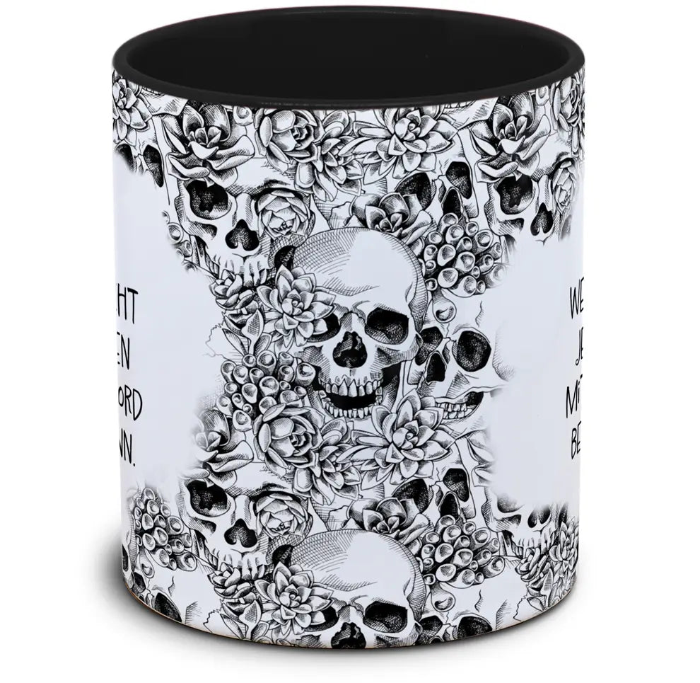 Tasse Totenkopf und Spruch: "KAFFEE! Weil man nicht jeden Morgen mit einem Mord beginnen kann."