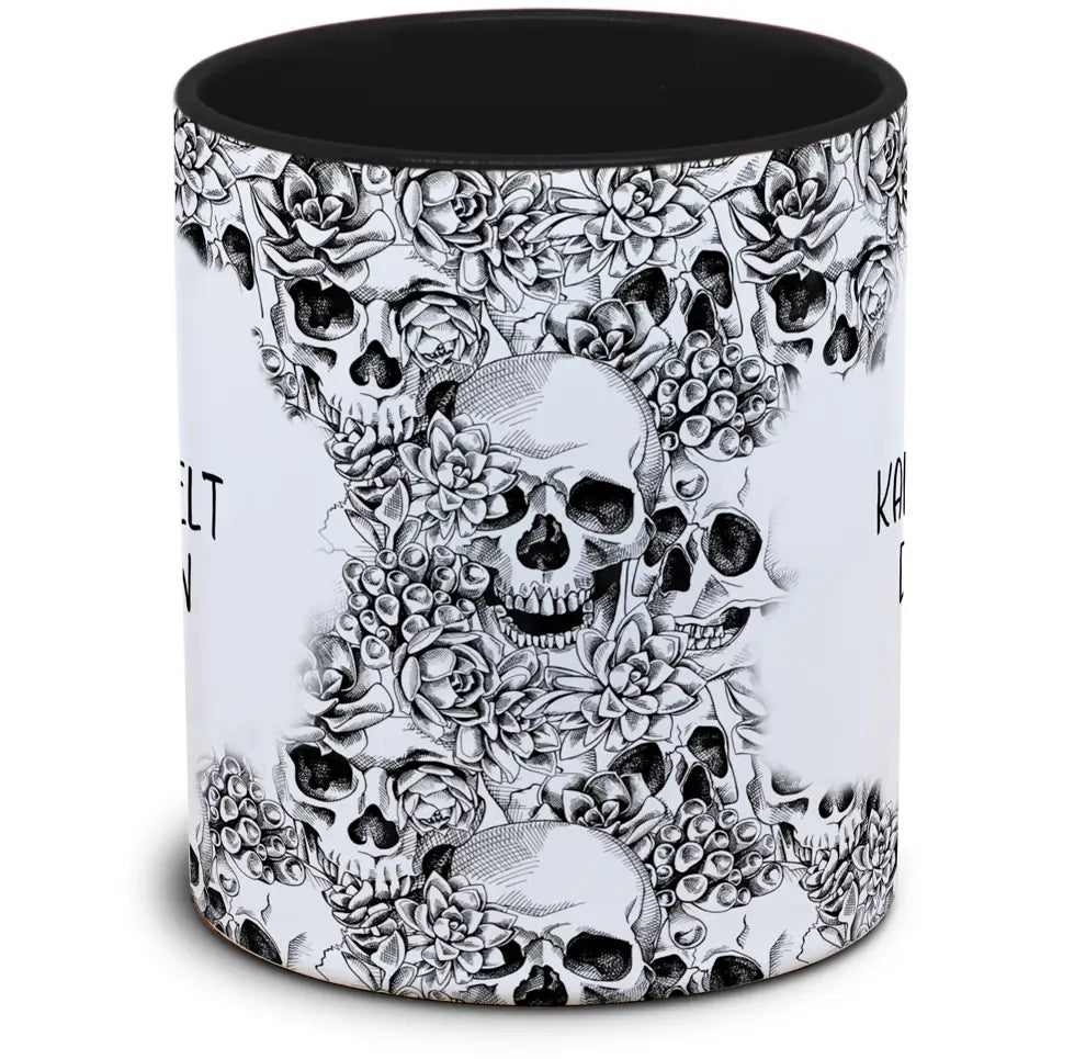 Tasse Totenkopf und Spruch: "Karma regelt das schon"