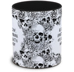 Tasse Totenkopf und Spruch: "Als Gott mich schuf, grinste er: Keine Ahnung, ob's klappt, aber lustig wird's ganz sicher!"
