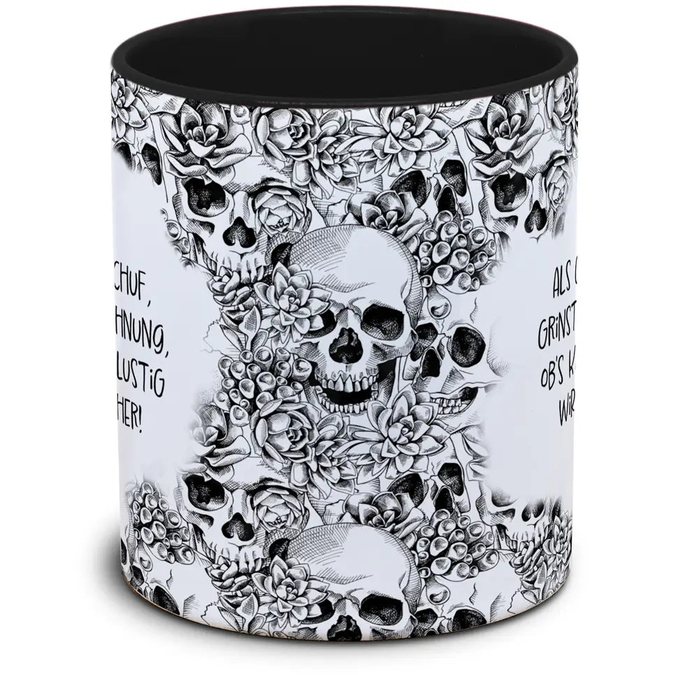 Tasse Totenkopf und Spruch: "Als Gott mich schuf, grinste er: Keine Ahnung, ob's klappt, aber lustig wird's ganz sicher!"