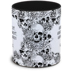 Tasse Totenkopf und Spruch: "Kaffee redet nicht, Kaffee jammert nicht, Kaffee macht einfach seinen Job. Ich mag Kaffee."