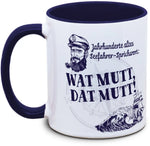 Keramiktasse mit Seefahrer: Wat mutt, dat mutt! Motiv von Tassenkasper
