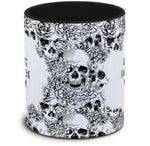 Tasse Totenkopf und Spruch: "Ich beobachte euch und mache mir Notizen!"