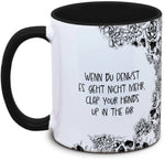 Tasse Totenkopf und Spruch: "Wenn du denkst es geht nicht mehr, clap your hands up in the air"