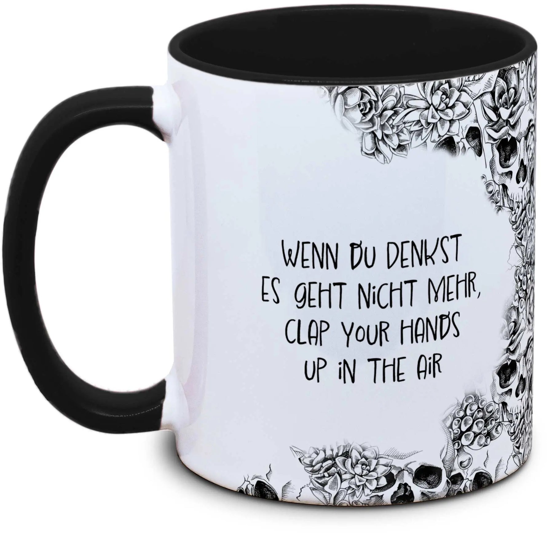 Tasse Totenkopf und Spruch: "Wenn du denkst es geht nicht mehr, clap your hands up in the air"
